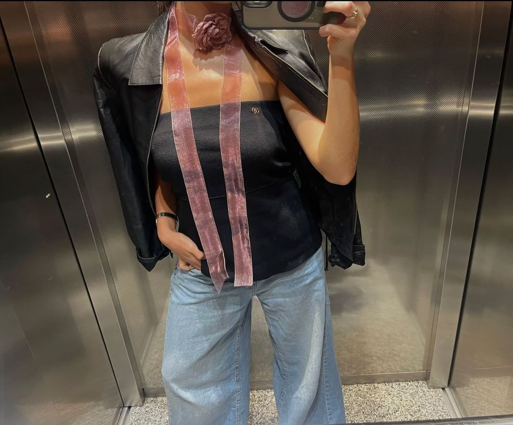 Línea Flores — choker con flor de tela rosa y cinta larga, puesto