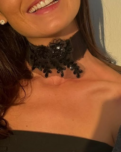 Choker Organza Negro — choker de organza negra con aplique bordado, puesto