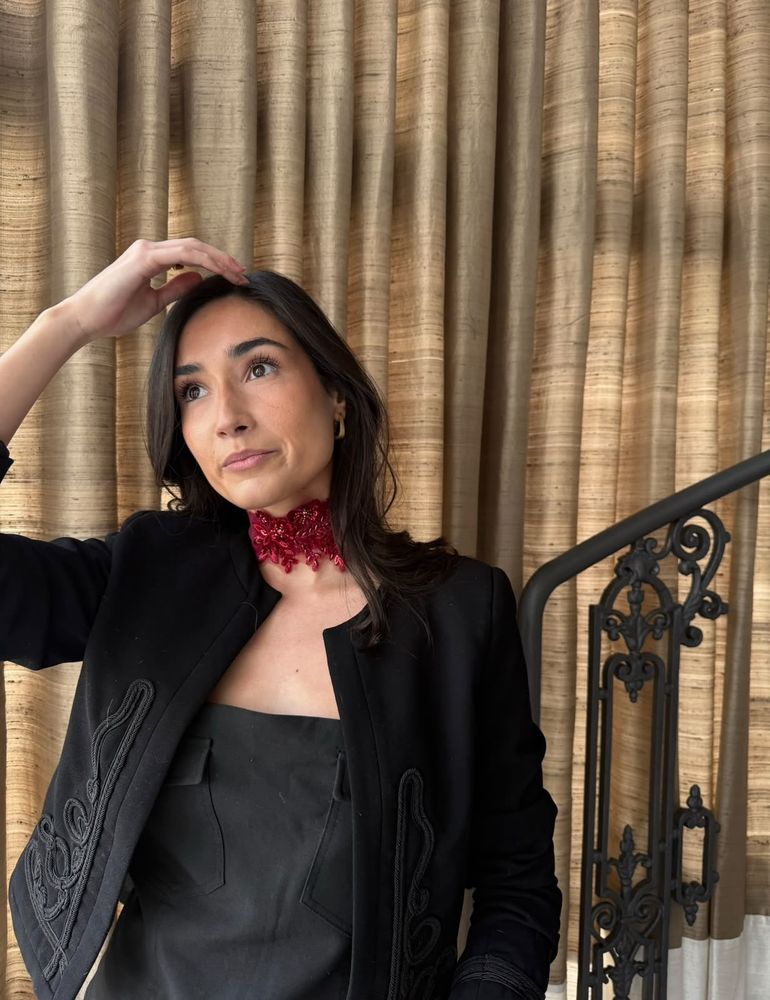 Choker Organza Vino — choker de organza color vino con aplique bordado, puesto